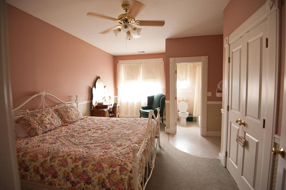 Victorian Veranda Country Inn Лоренс Номер фото