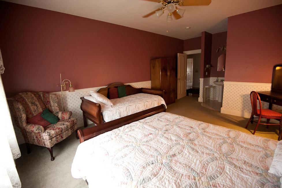 Victorian Veranda Country Inn Лоренс Номер фото